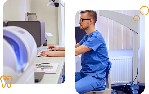 Visão lateral de um homem da área da saúde, com uniforme azul, digitando em um computador